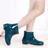 Sapatos aquáticos tudo-em-um, galochas para mulheres, botas de neve curtas, sapatos impermeáveis para cozinha, quentes, antiderrapantes, resistentes ao desgaste, fixos, forrados com fleece, de sola grossa