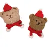 Broche de oso de peluche ~ Lindo sombrero de bufanda roja con cabeza de oso, broche de muñeca de dibujos animados, ramillete de Año Nuevo para mujer