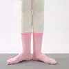 Novas meias de yoga antiderrapantes de comprimento médio para mulheres, meias de algodão sem costura com cinco dedos, meias absorventes de suor e respiráveis com dedos separados para esportes e Pilates