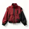 Chaqueta de hombre hecha a medida con bloques de color rojo y negro, con cinchas, múltiples bolsillos y cuello alto; chaqueta corta y funcional para hombre