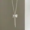 Collar de Malla Metálica con Lazo de Pedrería y Borlas para Mujer, Elegante y Moderno, Versátil Gargantilla Cadena Clavicular