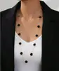 Colar Longo Feminino Europeu e Americano Transfronteiriço Simples e de Alto Padrão Preto e Branco Trevo de Cinco Folhas Flor de Cinco Folhas Atacado