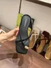 Sandálias Romanas de Tanga com Fivela de Metal de Nicho Inspiradas em Design para Mulheres, Adequadas para Uso ao Ar Livre, Novo Estilo de Verão 2026, Salto Anabela, Combinadas com Vestidos, Calçados de Encaixar