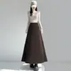 Foto real de falda midi color café para mujer, nuevo otoño 2026, falda de línea A de cintura alta vintage que cubre la cadera con dobladillo grande