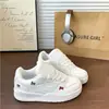 Zapatillas de suela gruesa, nuevos zapatos blancos de estilo veraniego para mujer, extremadamente elegantes, zapatos para mujer que aumentan la altura, zapatos casuales versátiles que hacen que las personas bajitas parezcan más altas