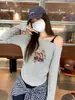 Top de manga larga con diseño estampado de dibujos animados de anime de nicho nuevo para primavera y otoño, de hombro oblicuo, hombros descubiertos, cintura plisada para mujer