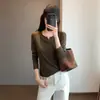 Sencillo y elegante, este suave y elástico top de punto de algodón presenta un corte holgado, color liso, diseño elástico de pierna recta, una pequeña abertura y un escote en V con línea de hombro normal.