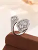 Anillo de Luz de Zirconia Incrustada en Oro Real Chapado en Cobre Transfronterizo Europeo y Americano Lujo Ligero Sensación de Alta Gama Anillo para el Dedo Joyería de Mano Versátil Fabricante Venta al por Mayor en Stock