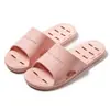 Sandalias y pantuflas simples con agujeros para el baño del hogar de las mujeres antideslizantes para uso en pareja masculinas para bañarse hotel casa de huéspedes pantuflas al por mayor