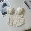 Top ajustado de encaje floral fresco estilo francés con retazos