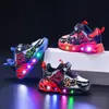 Tênis Infantil com Luzes Primavera & Outono Superman Solado Macio Coberto de Couro Tamanho Pequeno e Médio para Meninos Desenho do Homem-Aranha Sapatos Casuais Luminosos