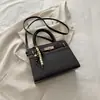 Elegante y a la moda, bolso nuevo de otoño 2026, simple y chic, con un diseño cuadrado retro, adecuado como bolso de hombro o bolso cruzado para mujer