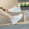 Tenis Casuales Blancos de Piel de Vaca de Primera Capa para Mujer, Estilo Retro Nuevo Primavera 2026, de Moda Versátiles con Suela Gruesa que Aumentan la Altura