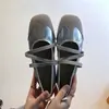 Sapatilhas de bico quadrado cruzado de corte baixo 2026 novos sapatos Mary Jane femininos estilo francês faixa elástica sola macia vermelho