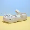 Zapatos Mary Jane perforados 5.0CM de aumento de altura para mujer 2026 verano nuevo estilo para exteriores puntera cerrada suela suave antideslizante yoga ballet