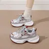 Sapatos de Algodão Femininos Inverno Plus Veludo Espessado Esportivos Casuais 2026 Novo Estilo Coreano Sapatos Pai Versátil Quente Sapatos Femininos Inverno