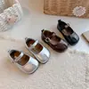 Zapatos Bajos para Niña Estilo Nuevo Primavera y Otoño 2026 Zapatos de Piel Sintética con Separación de Dedos para Bebé con Suelas Suaves y Velcro Zapatos de Princesa Modernos