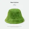 Chapéu de pescador de pelúcia em cores vibrantes para outono e inverno, quente e à prova de frio, versátil, moderno, casual, com toque de alta qualidade, faz o rosto parecer menor