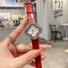 Novo mostrador de superfície de concha de trevo de quatro folhas totalmente cravejado de diamantes pulseira de couro para mulheres relógio de pulso de quartzo de três ponteiros relógio de pulso atacado