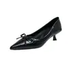 Sapatos de Couro Patente com Salto Baixo e Laço, Sapatos Individuais Marrons de Bico Raso para Mulheres, Salto Gatinho, Confortáveis para o Trabalho, Início da Primavera 2026