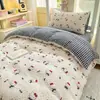 Conjunto de cama novo, fresco e fofo de algodão acolchoado, estilo cartoon, para dormitórios estudantis, conjunto de três peças com capa de edredom, lençol com elástico e lençol de cama, atacado