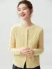 Cardigã de cashmere macio e aconchegante estilo francês para mulheres, com gola redonda, botões de pérola e design em tricô de trança, perfeito como uma nova peça de outer wear para outono/inverno