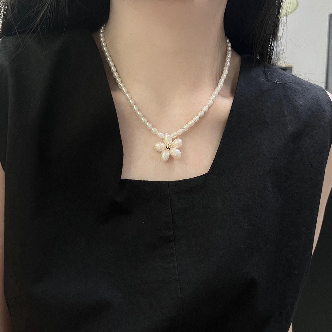天然淡水巴洛克珍珠项链女简约轻奢高级感花朵吊坠锁骨