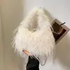 Bolsa de peluche en stock, moderna y elegante, con borlas, gran capacidad, bolso de invierno para mujer, bolso cruzado o de hombro mullido