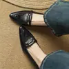 Zapatos de mujer de punta fina en piel, nuevos de verano 2026 de tacón bajo estilo francés tipo "mom shoes", zapatos de verano de piel con tacón grueso