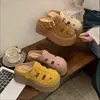 Sapatos Femininos Retro Fechados Perfurados 2025 Novo Estilo de Verão para Mulheres Baixas, Chinelos Elegantes com Solado Grosso Aumentadores de Altura Estilo Birkenstock