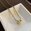 Colar de aço de titânio Golden Love feminino, estilo frio, elegante, corrente de clavícula, design de nicho, simples, combinando com a corrente