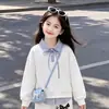 Elegante y a la moda conjunto de dos piezas para niñas para primavera y otoño: un top a rayas con un diseño de cuello único, combinado con pantalones casuales con delicados detalles de encaje - un conjunto de dos piezas moderno
