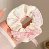 Goma para el pelo vintage francesa de satén con aspecto de pintura al óleo, elegante accesorio para coleta baja, accesorio de pelo elegante para otoño e invierno con un pañuelo cuadrado