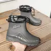 Botas de lluvia forradas de polar, botas de goma antideslizantes, botas de pesca de moda para hombre de caña corta, botas de trabajo de caña media engrosadas para sitios de construcción, cálidas y resistentes al desgaste