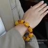 Optimizado cera de abeja vieja aceite de pollo amarillo color bonito pulsera de cuentas de barril ámbar piedra en bruto pulido atmósfera pulsera para amantes