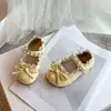 Zapatos de princesa para niñas, nueva colección de verano 2026, zapatos pequeños de cuero para niños, bailarinas de perlas de suela blanda para bebés y niñas pequeñas
