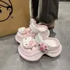 Lindas Chanclas de Playa Gruesas y Cómodas de Dibujos Animados Hello Kitty 2026 Primavera/Verano Nuevas Chanclas Cerradas Antideslizantes para Uso en Exteriores