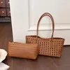 2026 Nueva Bolsa de Tote Tejida Hueca de Gran Capacidad para Mujer, Bolso de Hombro para el Trabajo con un Estilo Casual y Relajado, Bolso de Axila