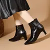 Botas de Moda Pontudas Femininas 2026 Outono/Inverno Novo Estilo Europeu e Americano Luxo Leve Bico de Ferro Botas de Moda Pontudas Temperamento Simples Botas de Couro Femininas