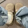 Calçados slip-on estilo Birkenstock, com solado grosso e forro de fleece, uma opção versátil e moderna para 2026, perfeitos para mulheres baixinhas e ideais para uso casual.