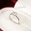 Anillo de moda simple estilo ins de lujo ligero con circonita incrustada, versátil para el uso diario, elegante, de alto sentido, regalo de vacaciones