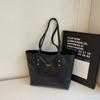 Bolso Tote de Piel Aceitada de Alta Gama con Sentido de la Moda para Mujer 2025 Nuevo Bolso de Hombro de Gran Capacidad para el Trabajo Bolso Casual de Moda Versátil para Mujer