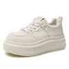 Zapatillas blancas para mujer 2026 primavera y otoño nuevo estilo versátil de suela gruesa para aumentar la altura, zapatillas casuales populares en línea