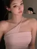 Top Bandeau Rosa de Lujo Ligero de un Solo Hombro para Mujer Verano 2026 Estilo Suave Huesos de la Clavícula Expuestos Cintura Adelgazante Chaleco Elegante