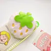 Mini carteira de pelúcia de morango colorida, uma bolsa de armazenamento fofa e adorável, chaveiro e um presente para meninas