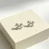 Brincos de prata em formato de laço cravejados de diamantes, delicados e luxuosos, com pequenos laços de diamante, adequados para o trabalho, brincos elegantes para mulheres