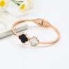 Pulseira Clássica Preto e Branco de Trevo de Aço Titânio Transfronteiriça para Mulheres, Joia Simples Versátil da Moda em Aço Inoxidável Atacado do Fabricante