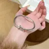 Pulseira de Unha de Trevo de Quatro Folhas Mais Vendida Transfronteiriça para Mulheres, Pulseira Versátil de Aço Titânio que Não Desbota, Pulseira Elegante com Fecho de Alta Qualidade