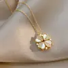 Um Colar de Aço Titânio Dual-Wear com Design de Flor de Quatro Folhas, Apresentando um Fecho Dobrável em Formato de Coração, Oferecendo um Acessório de Moda Levemente Luxuoso e de Alta Qualidade