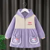 Bata de pana para niña bebé, actualmente usando manga larga anti-suciedad, ropa protectora para comer en el jardín de infantes para niños, chaqueta de dibujo para bebé niña